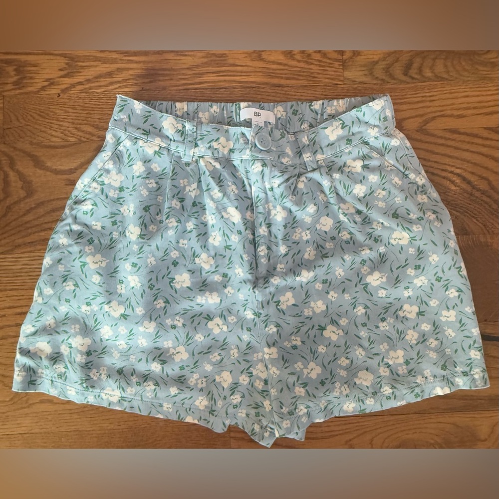 BP, Nordstrom. Floral Print Pleated Shorts in Blue Daisy Spray. Size Small. - Picture 2 of 7